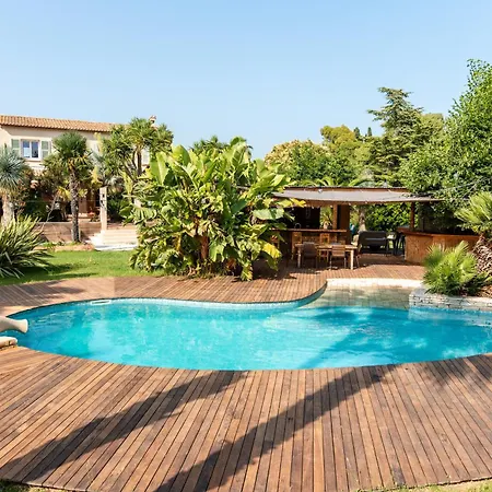 Avec Piscine Quatre Murs Et Un Toit בית הארחה