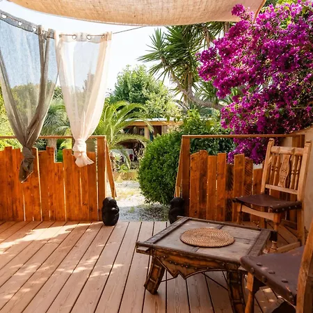 Avec Piscine Quatre Murs Et Un Toit בית הארחה